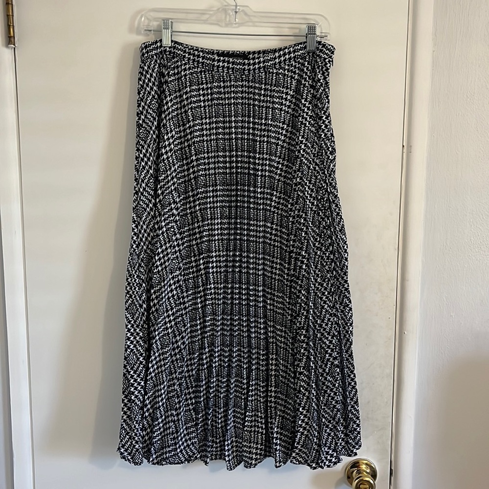 Long pleated houndstooth skirt